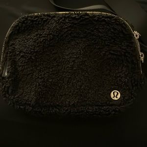 Everywhere Belt Bag 2L Fleece